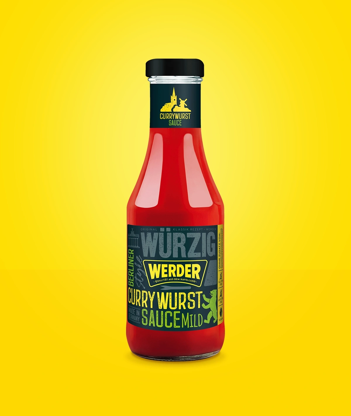 Flasche Currywurst Sauce von Werder, Berlin Style, auf gelbem Hintergrund