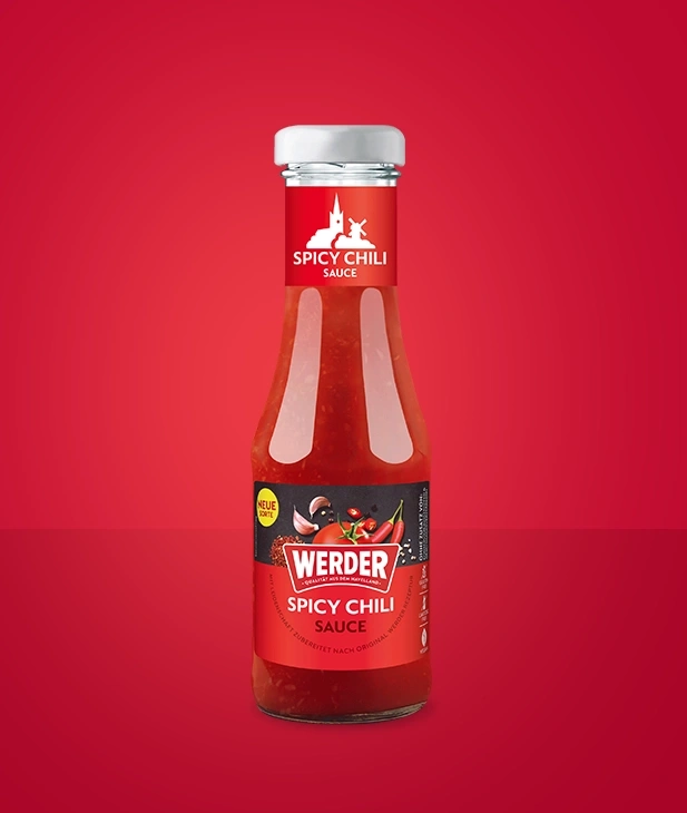Werder Spicy Chili Sauce Flasche mit roten Hintergrund