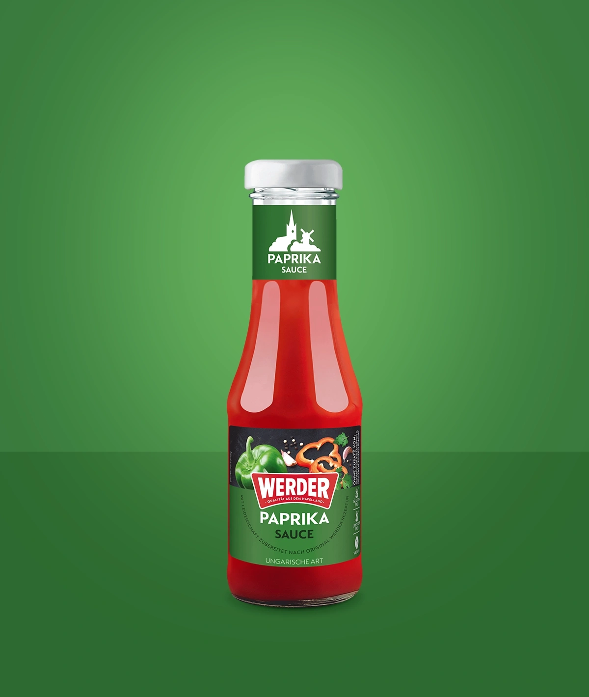 Flasche Paprikasauce von Werder auf grünem Hintergrund