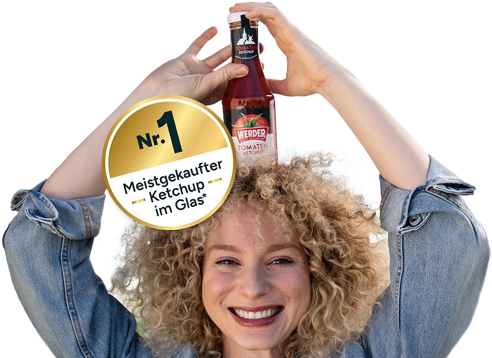 Frau mit lockigen Haaren hält Flasche Ketchup über ihrem Kopf mit Nummer 1 Auszeichnung.