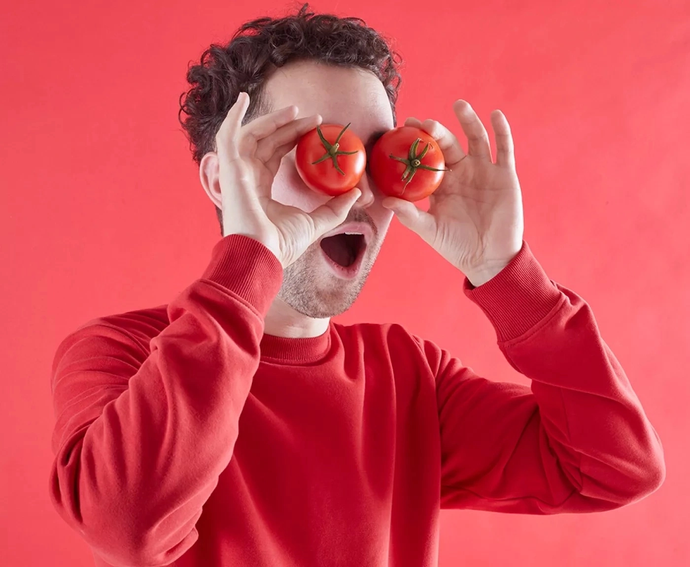 Mann mit Tomaten vor den Augen und offenem Mund