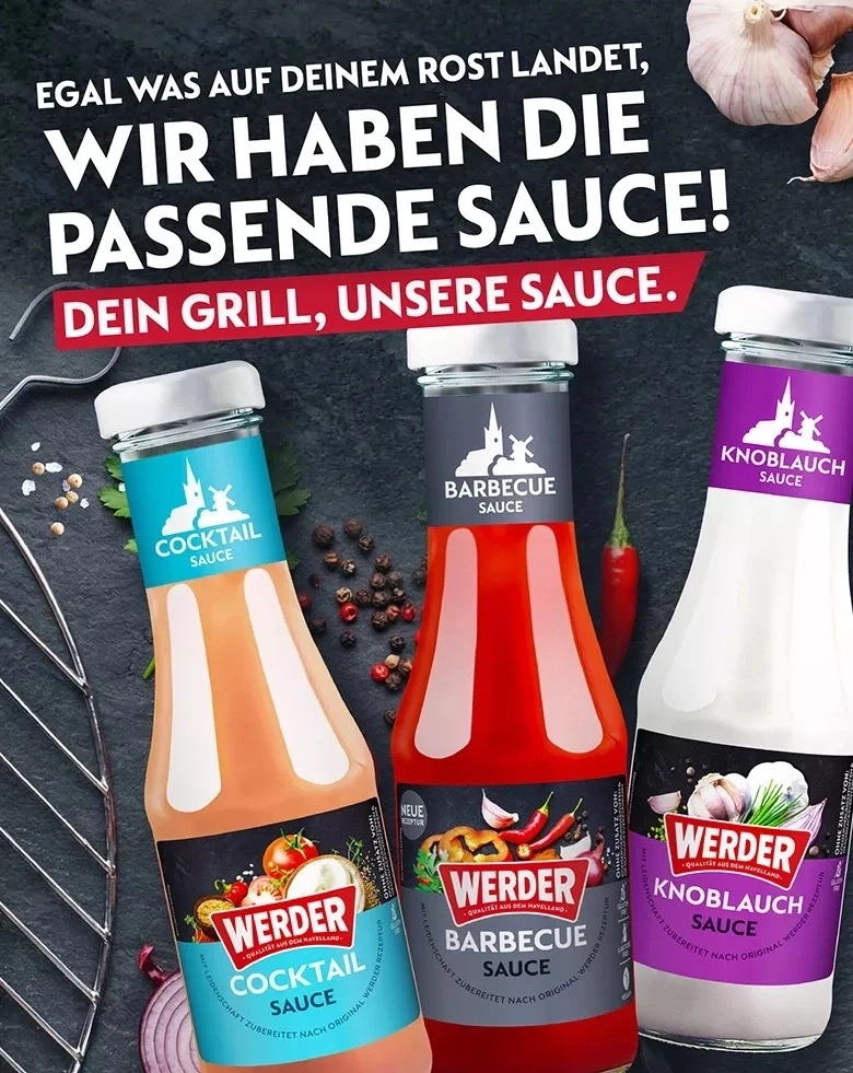 Werder Saucen: Cocktail, Barbecue und Knoblauch auf dunklem Hintergrund mit Grillwerkzeug und Zutaten