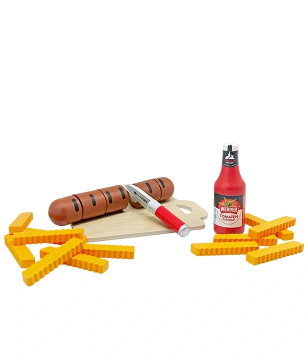 Holzspielzeug: Würstchen, Pommes, Ketchup und Messer auf Schneidebrett