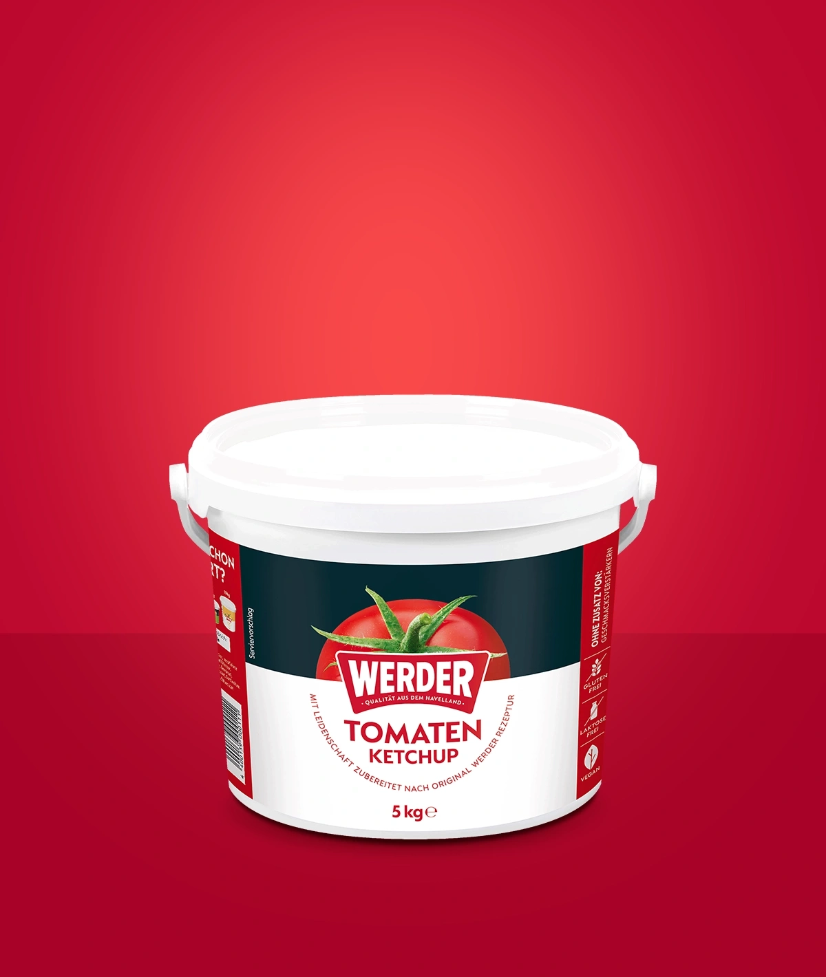Ein roter Eimer Werder Tomaten Ketchup mit 5 kg Inhalt auf rotem Hintergrund.